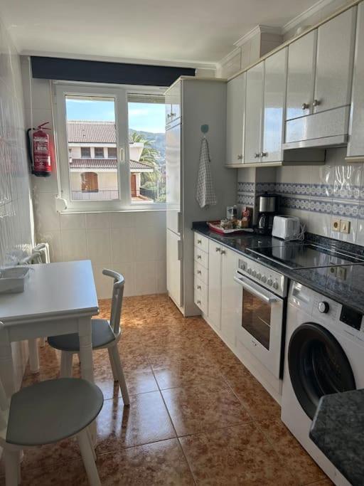 Playa De Berria -apartamento Con Piscina Y Vistas Al Mar Apartment Santona